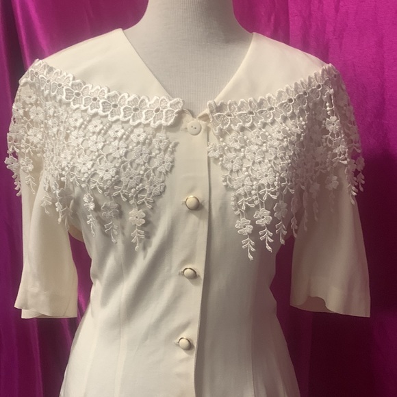 Exquisite Joseph Ribkoff cream button up dress with embroidered trim.3/4… - Picture 6 of 8